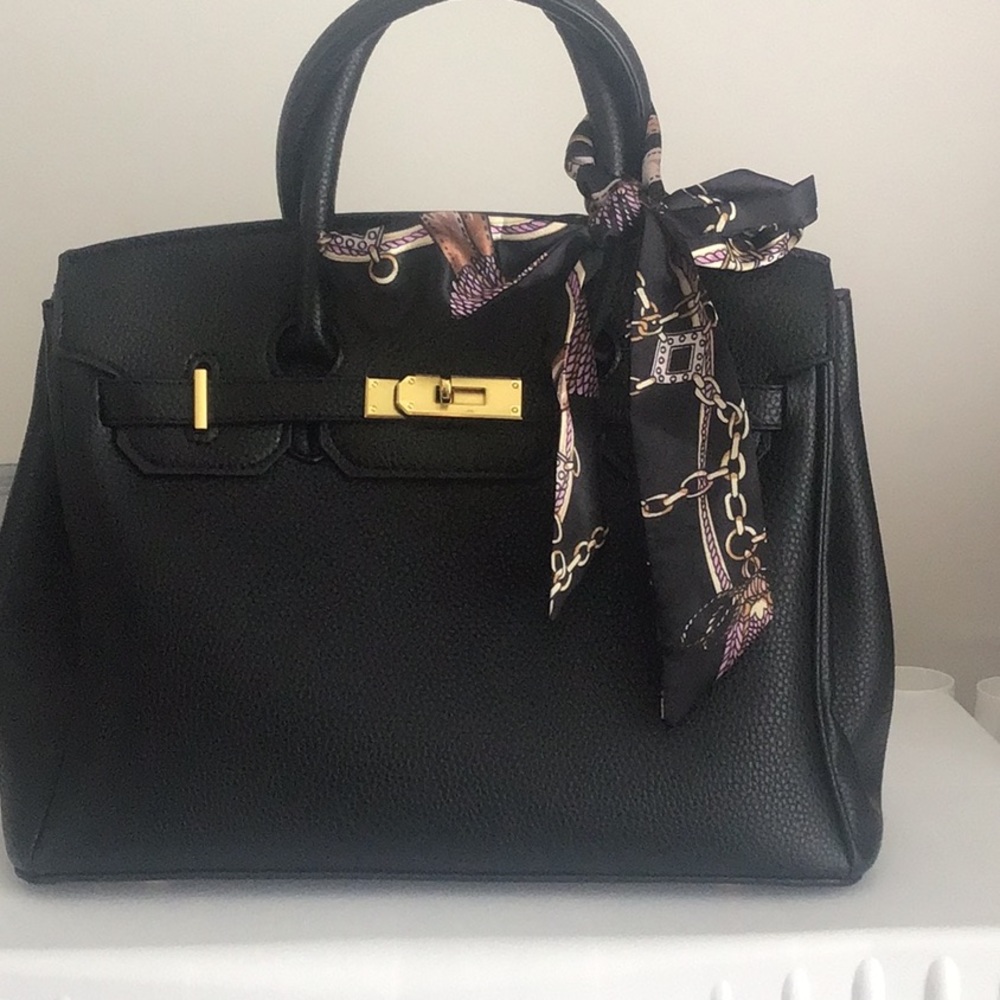 Black chain print with plum twilly (1)